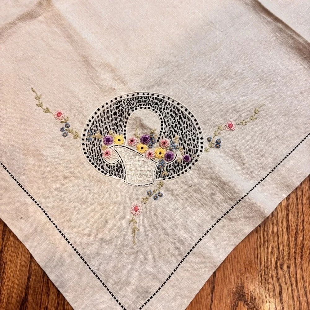 Vintage Linen Tablecloth Embroidered‎ Flower Basket Cutwork Hemstitch 34x36